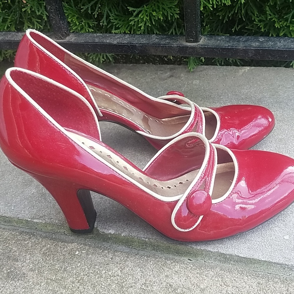 Retro style Pinup BCBG heels, size 7.5